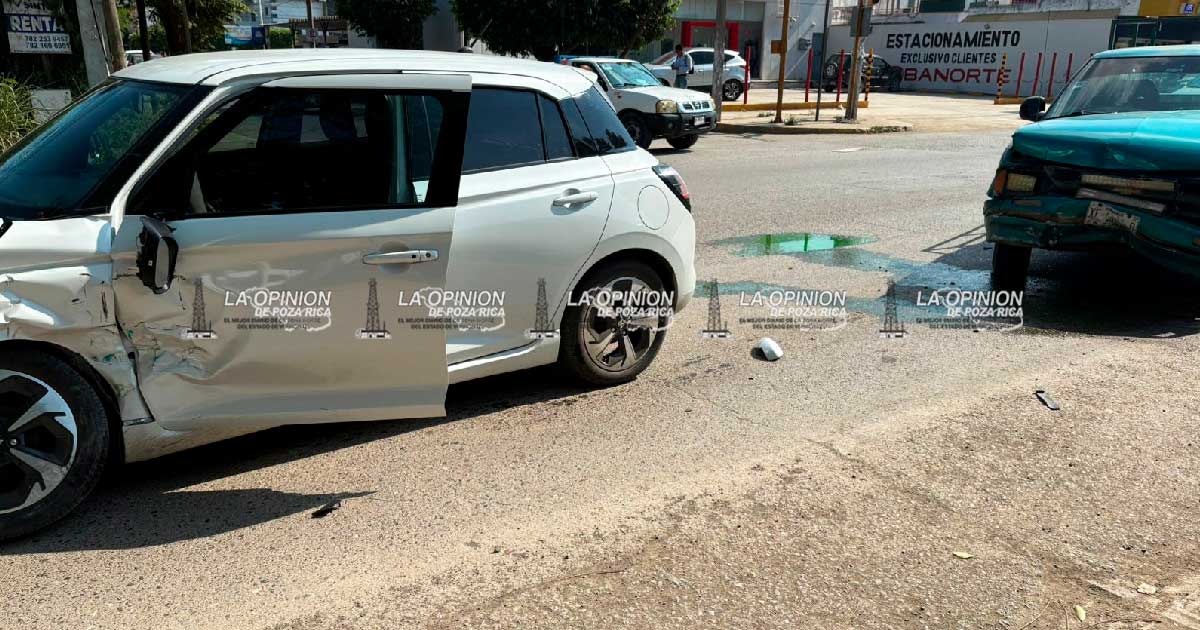 Choca al pasarse la luz roja del semáforo Choca al pasarse la luz roja del semáforo