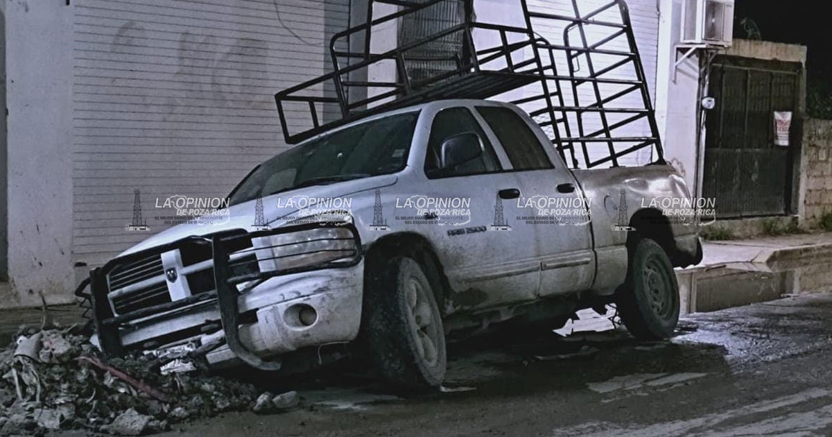 ¡Cae otra camioneta en zanjón por obra! ¡Cae otra camioneta en zanjón por obra!