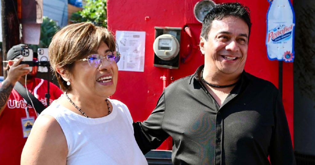 Nelson Kanzela firma mural del Barrio de La Huaca