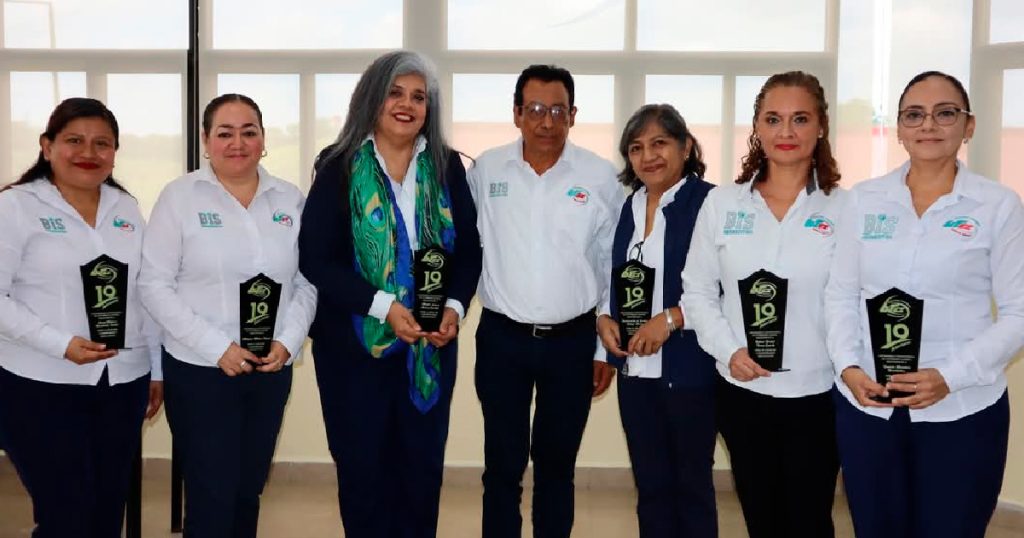 Universidad Tecnológica de Gutiérrez Zamora celebra 19 años reconociendo a su personal fundador