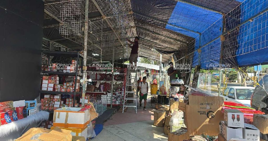 Llegó la Navidad a Poza Rica: puestos navideños inundan la Plaza Cívica