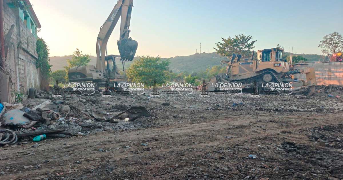 Tiran escombros en predio particular a orillas del río Cazones Tiran escombros en predio particular a orillas del río Cazones