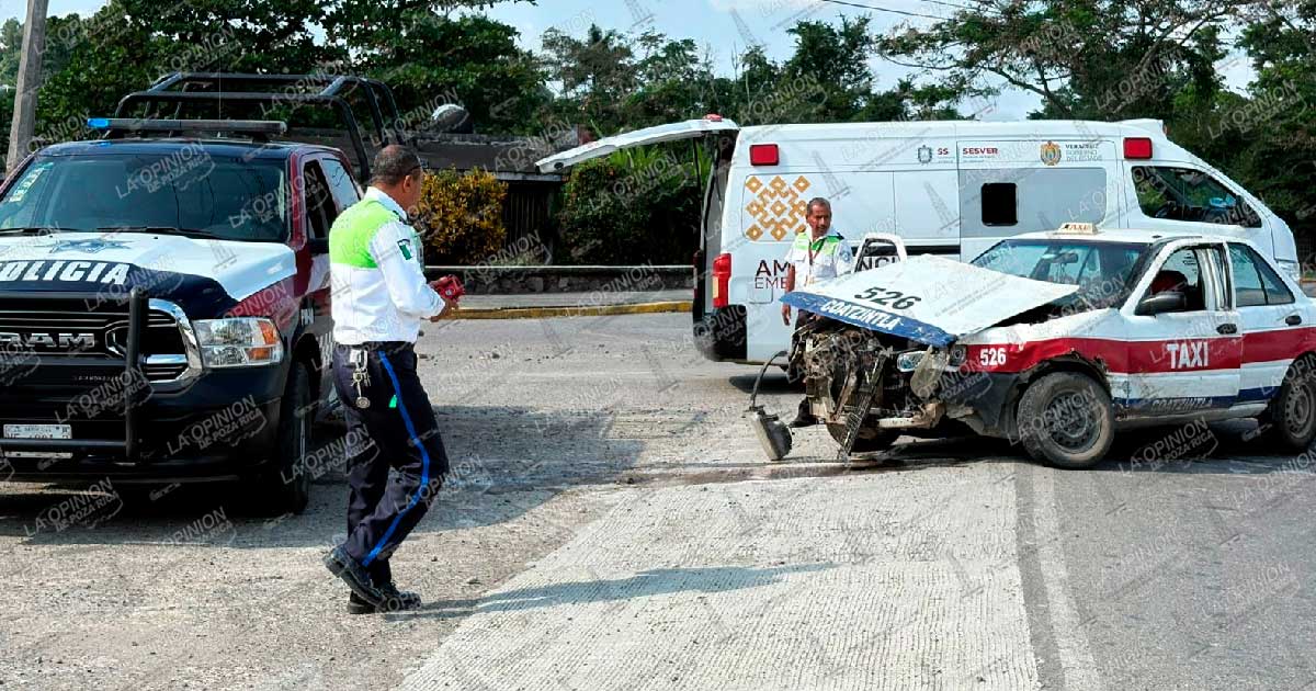 Camioneta invade carril y destroza taxi