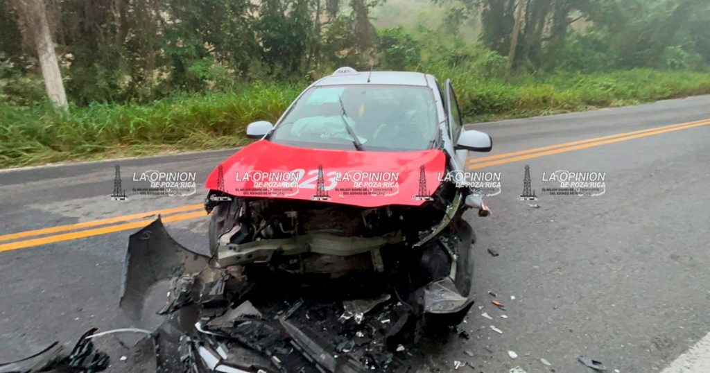 Dos autos destrozados en fuerte accidente Dos autos destrozados en fuerte accidente