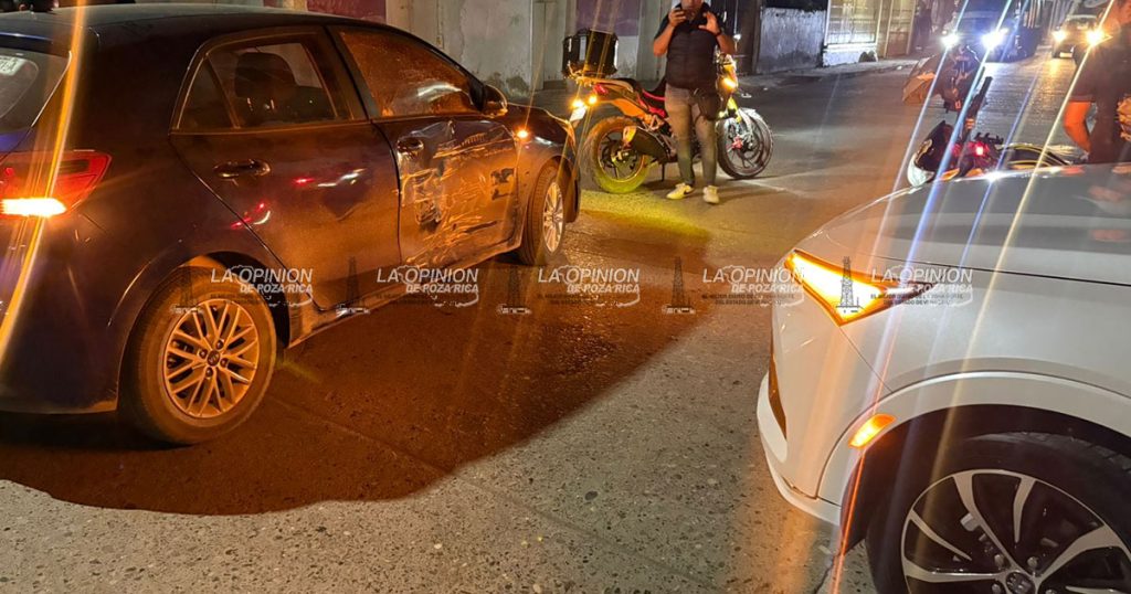 Se pasa el alto y embiste a automóvil con menores a bordo