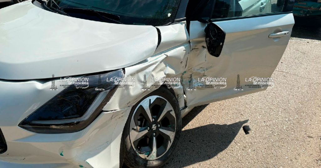 Choca al pasarse la luz roja del semáforo Choca al pasarse la luz roja del semáforo