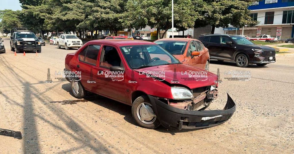 Se dieron con todo y destrozaron sus Nissan Se dieron con todo y destrozaron sus Nissan