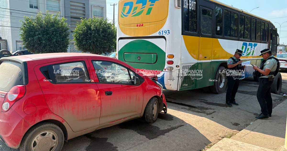 Auto se impacta contra autobús Auto se impacta contra autobús