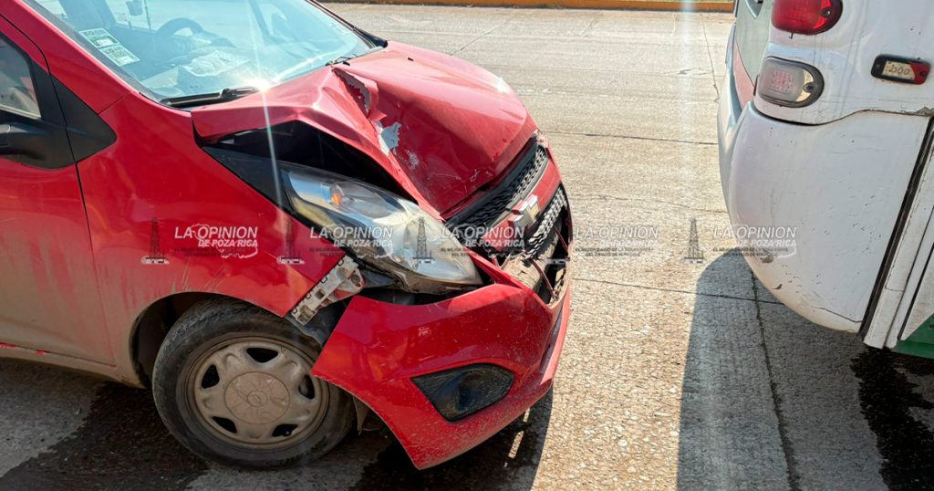 Auto se impacta contra autobús Auto se impacta contra autobús
