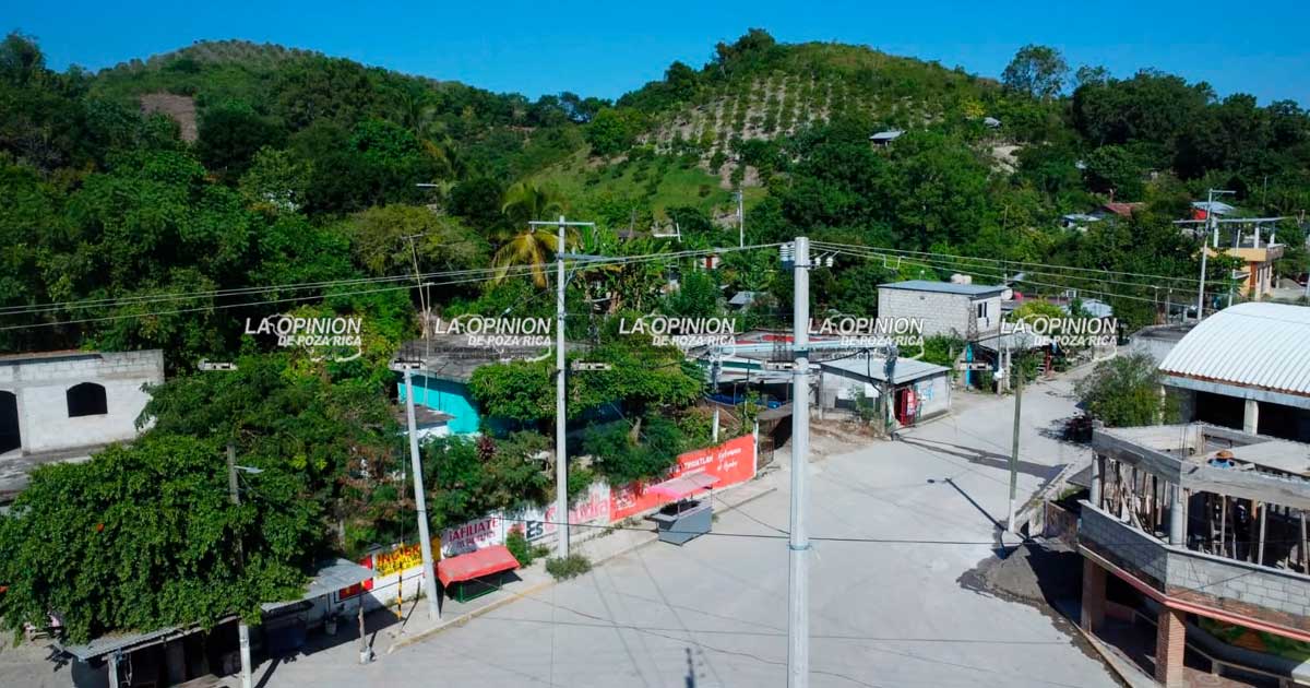 Atienden carencias eléctricas en comunidades de Tihuatlán