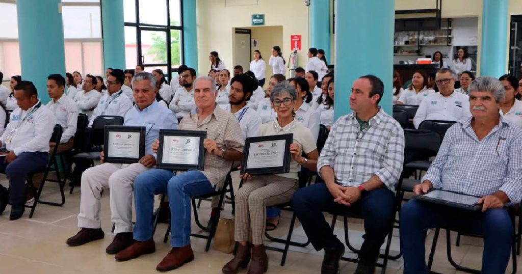 Universidad Tecnológica de Gutiérrez Zamora celebra 19 años reconociendo a su personal fundador