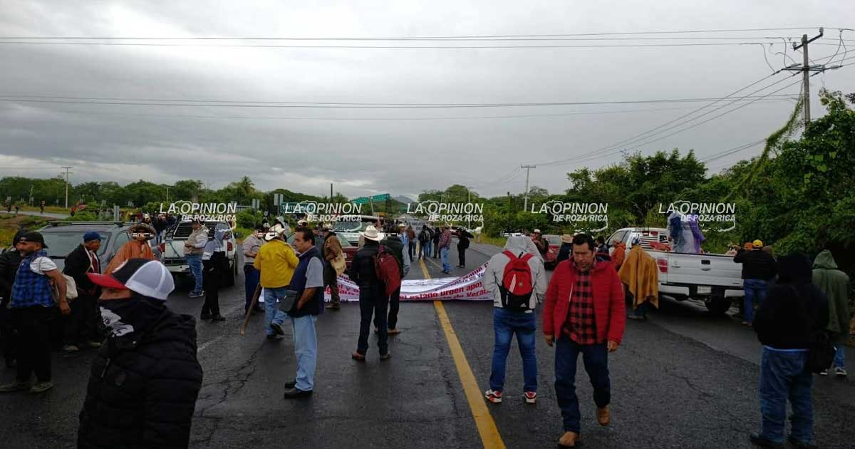 Bloquean la carretera federal y generan caos