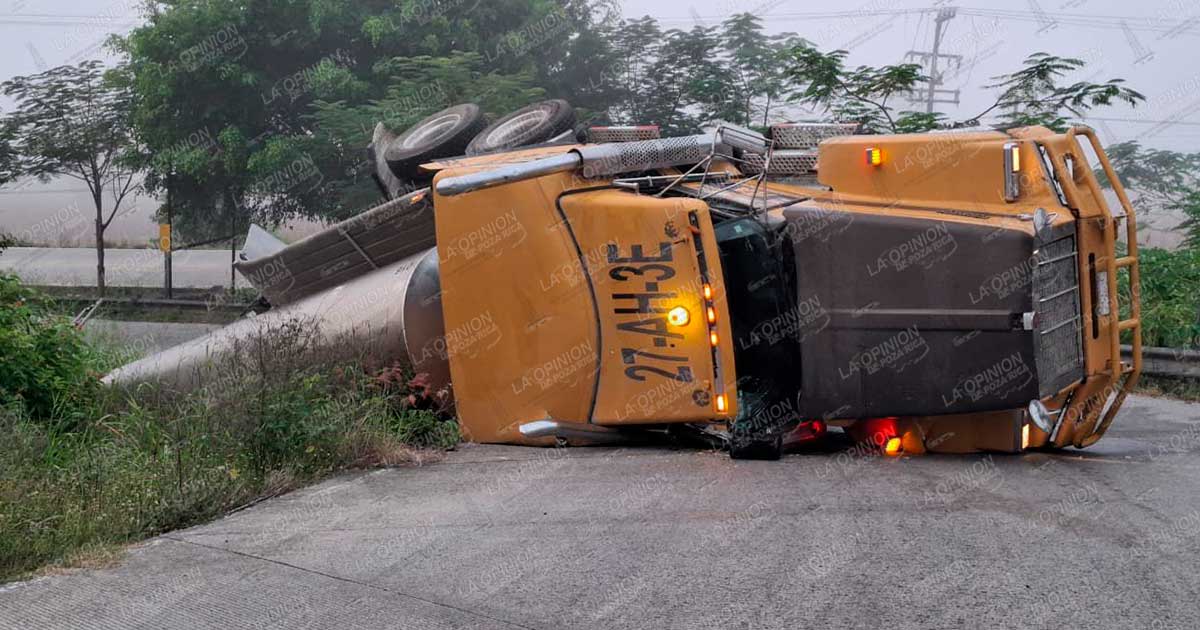Vuelca camión cargado con jugo, en el boulevard Tajín Vuelca camión cargado con jugo, en el boulevard Tajín