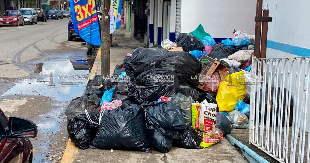 Cerro de basura afecta a la parroquia María Auxiliadora en la colonia Laredo Cerro de basura afecta a la parroquia María Auxiliadora en la colonia Laredo