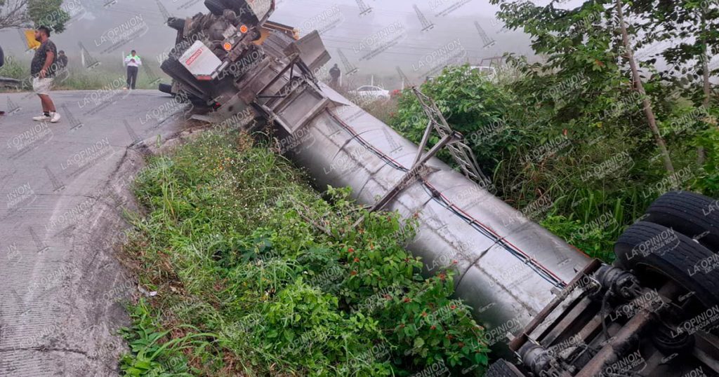 Vuelca camión cargado con jugo, en el boulevard Tajín Vuelca camión cargado con jugo, en el boulevard Tajín