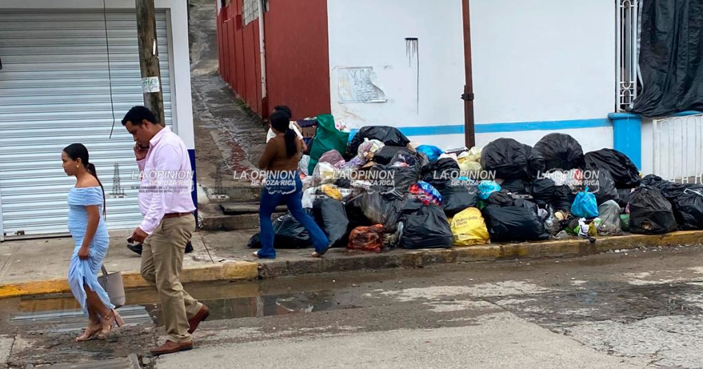 Cerro de basura afecta a la parroquia María Auxiliadora en la colonia Laredo Cerro de basura afecta a la parroquia María Auxiliadora en la colonia Laredo