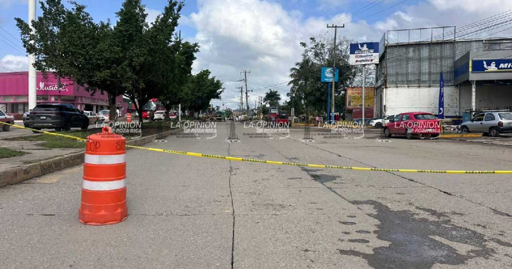 Cierran carril del bulevar Lázaro Cárdenas Cierran carril del bulevar Lázaro Cárdenas