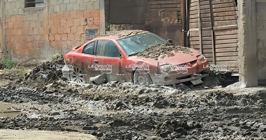 Poza Rica cementerio de automóviles afectados por la inundación