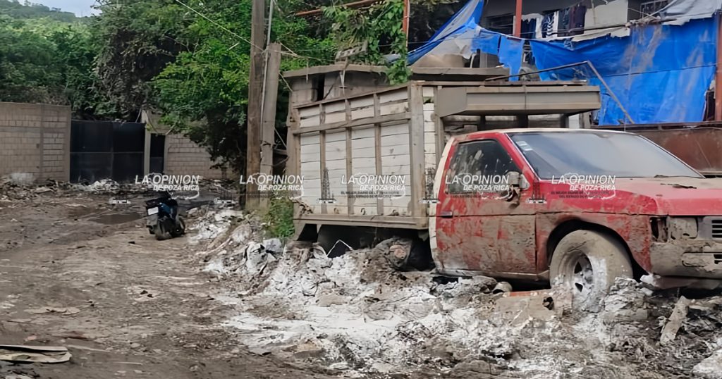 Poza Rica cementerio de automóviles afectados por la inundación