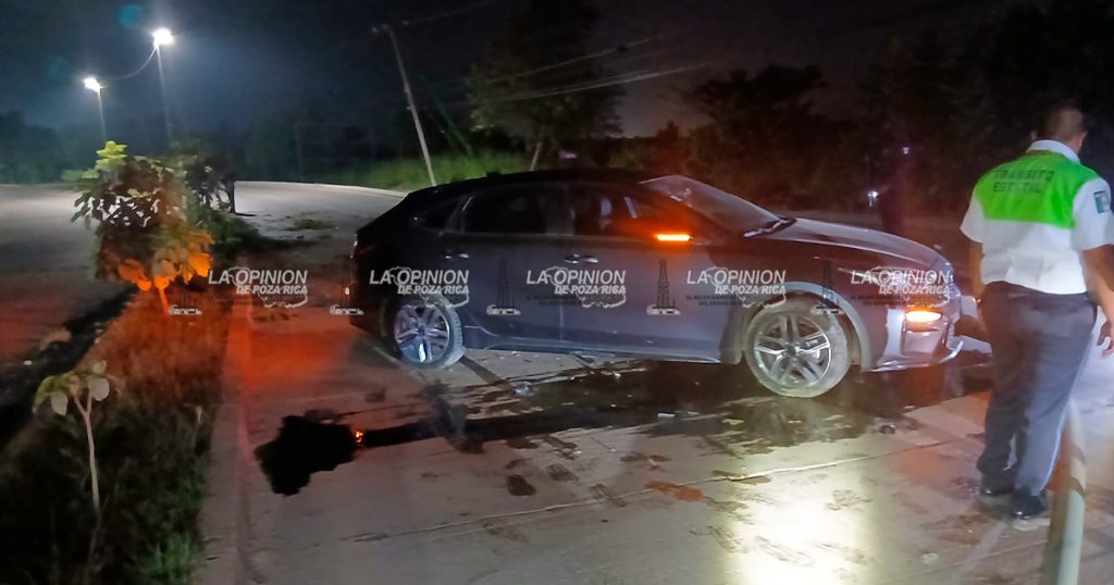 Choca y derriba una luminaria Choca y derriba una luminaria