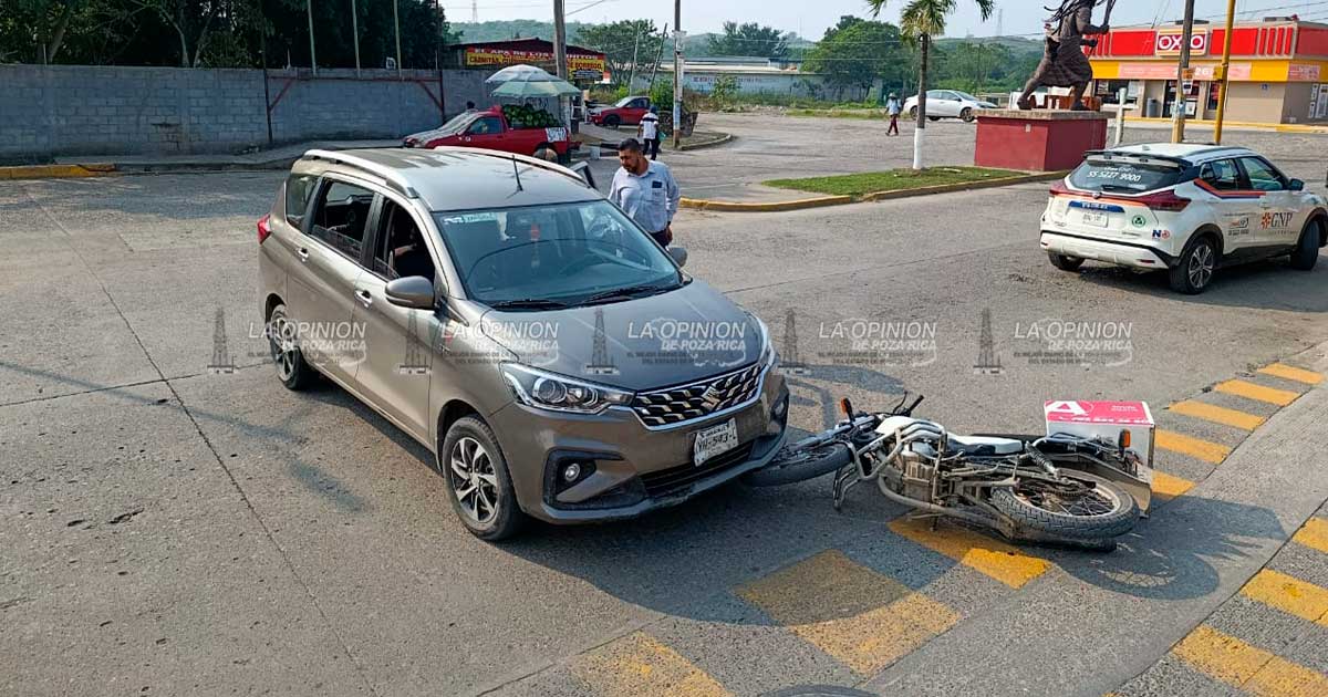 Repartidor termina besando el pavimento