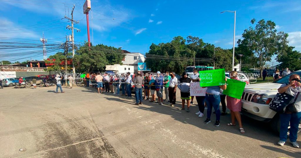Damnificados bloquean los dos accesos del bulevard Adolfo Ruiz Cortines Damnificados bloquean los dos accesos del bulevard Adolfo Ruiz Cortines