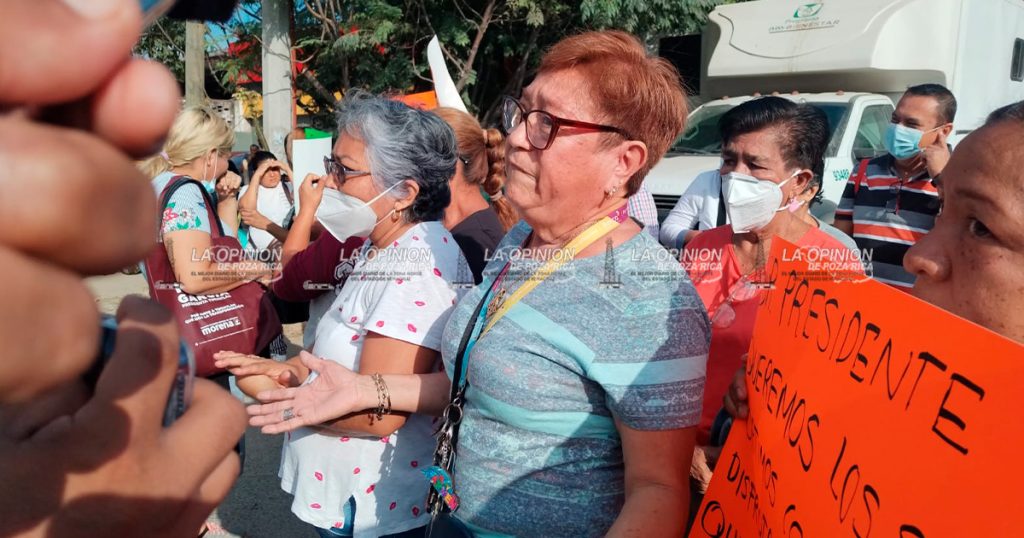 Damnificados bloquean los dos accesos del bulevard Adolfo Ruiz Cortines Damnificados bloquean los dos accesos del bulevard Adolfo Ruiz Cortines