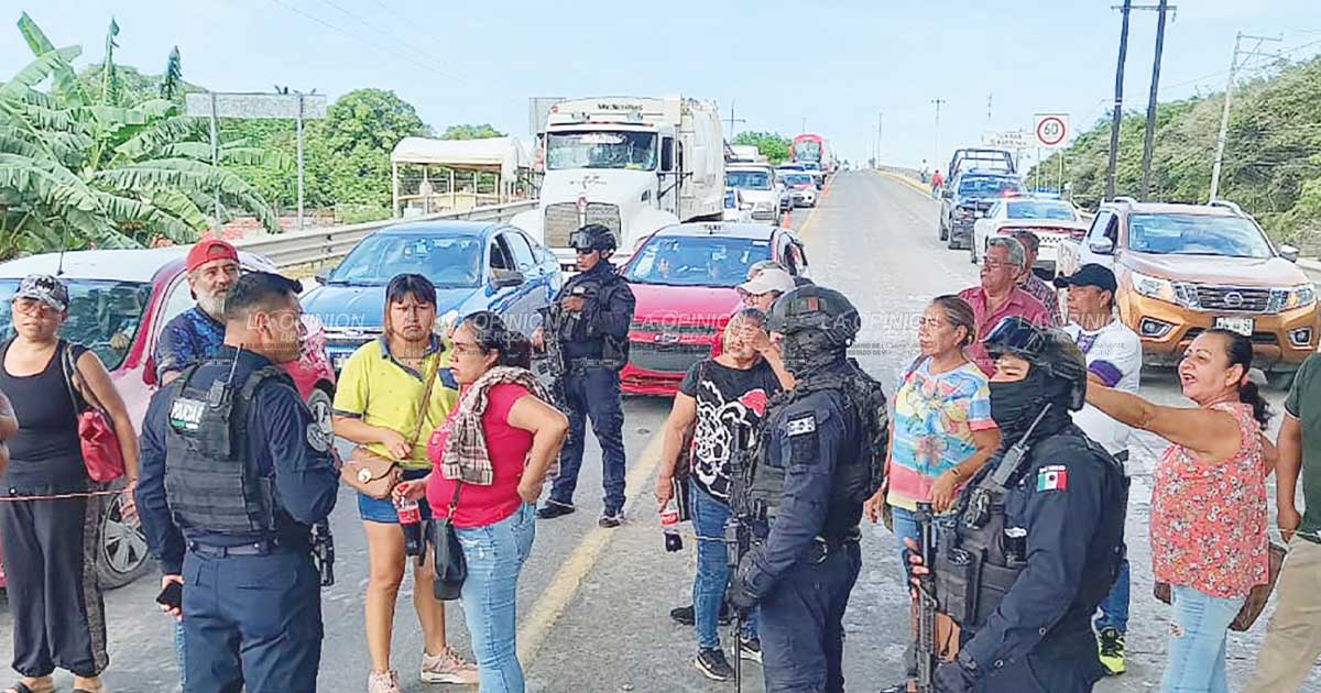 Damnificados excluidos bloquean puente Tuxpan Damnificados excluidos bloquean puente Tuxpan