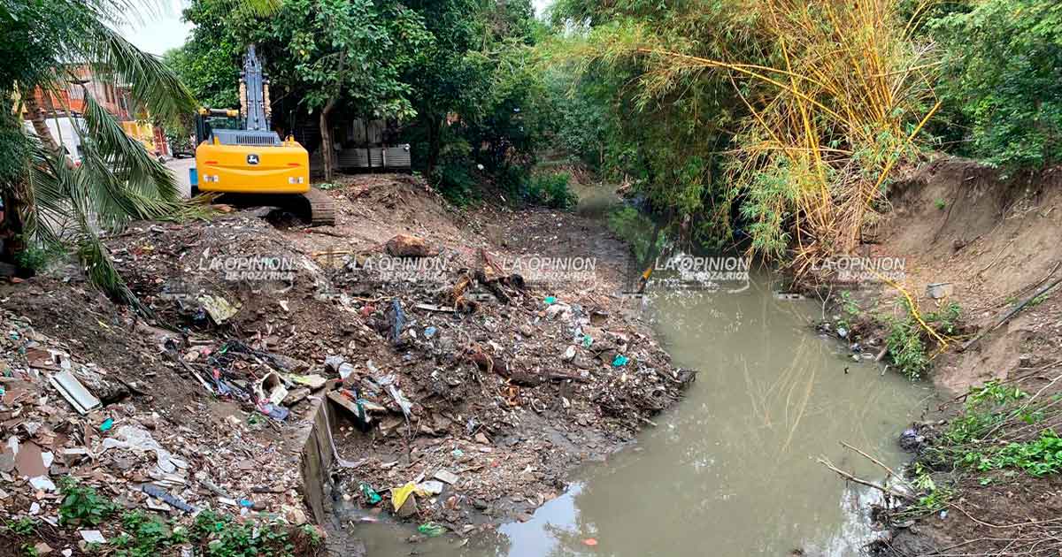 Desazolva SIOP el Arroyo del Maíz en la colonia Lázaro Cárdenas Desazolva SIOP el Arroyo del Maíz en la colonia Lázaro Cárdenas