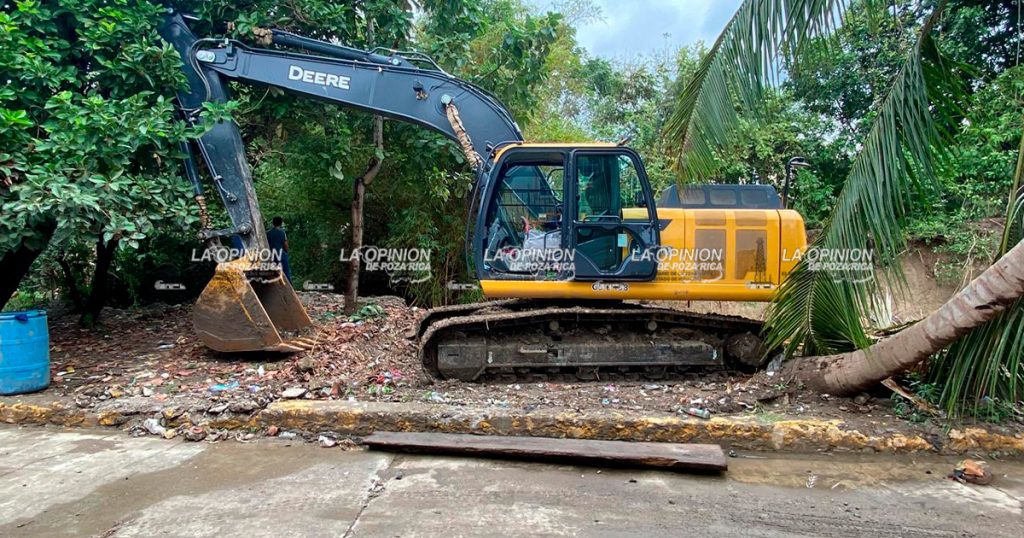 Desazolva SIOP el Arroyo del Maíz en la colonia Lázaro Cárdenas Desazolva SIOP el Arroyo del Maíz en la colonia Lázaro Cárdenas