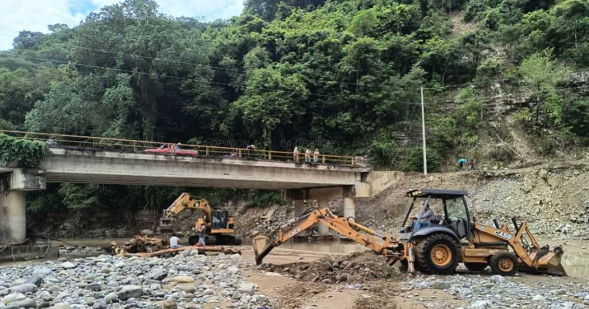 En Texcatepec, cientos de ciudadanos incomunicados por desbordamiento de río solicitan rehabilitación de caminos