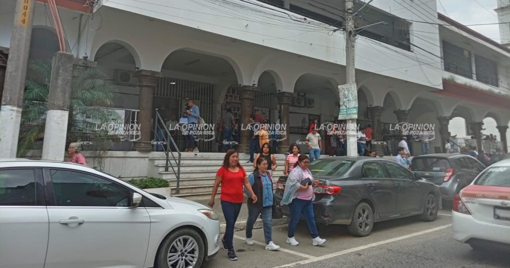 Evacúan el Ayuntamiento de Tuxpan por fuga de gas Evacúan el Ayuntamiento de Tuxpan por fuga de gas
