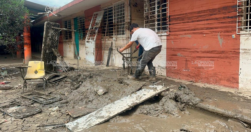 Perdida total la Escuela Primaria José Trinidad Hernández Acosta, afectada por inundación Perdida total la Escuela Primaria José Trinidad Hernández Acosta, afectada por inundación