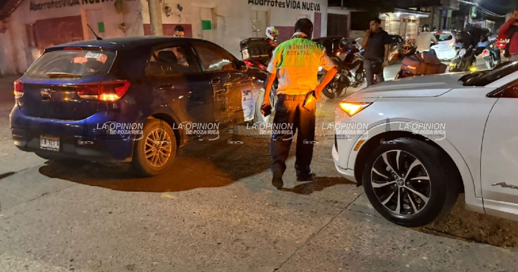 Se pasa el alto y embiste a automóvil con menores a bordo