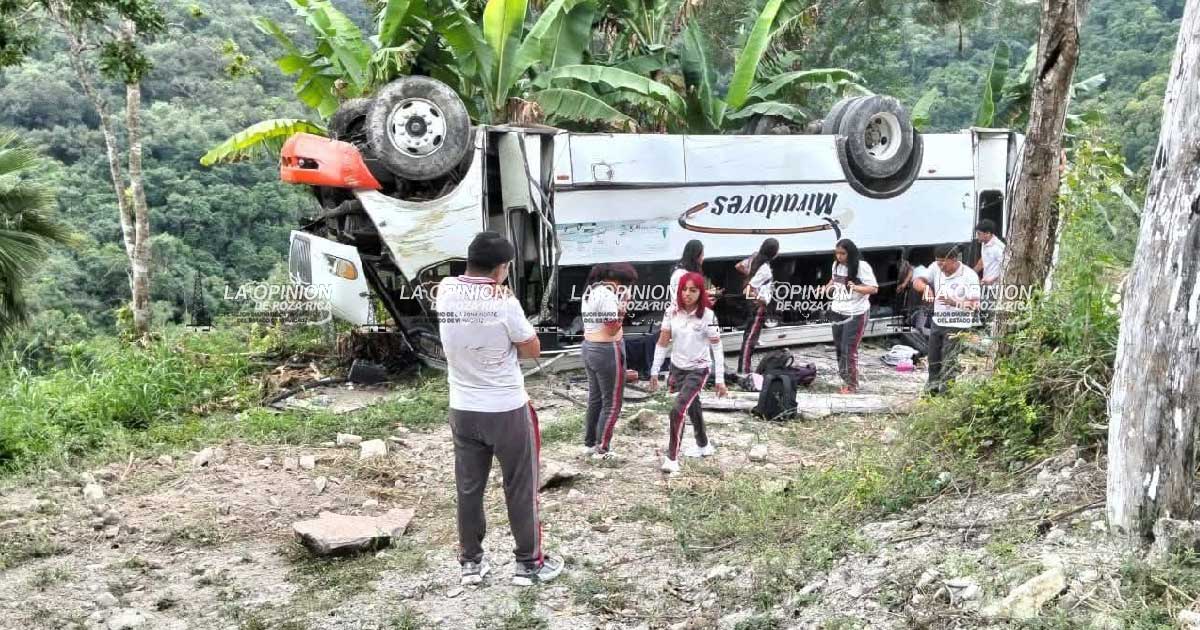 Muere estudiante y 25 resultan heridos en volcadura Muere estudiante y 25 resultan heridos en volcadura