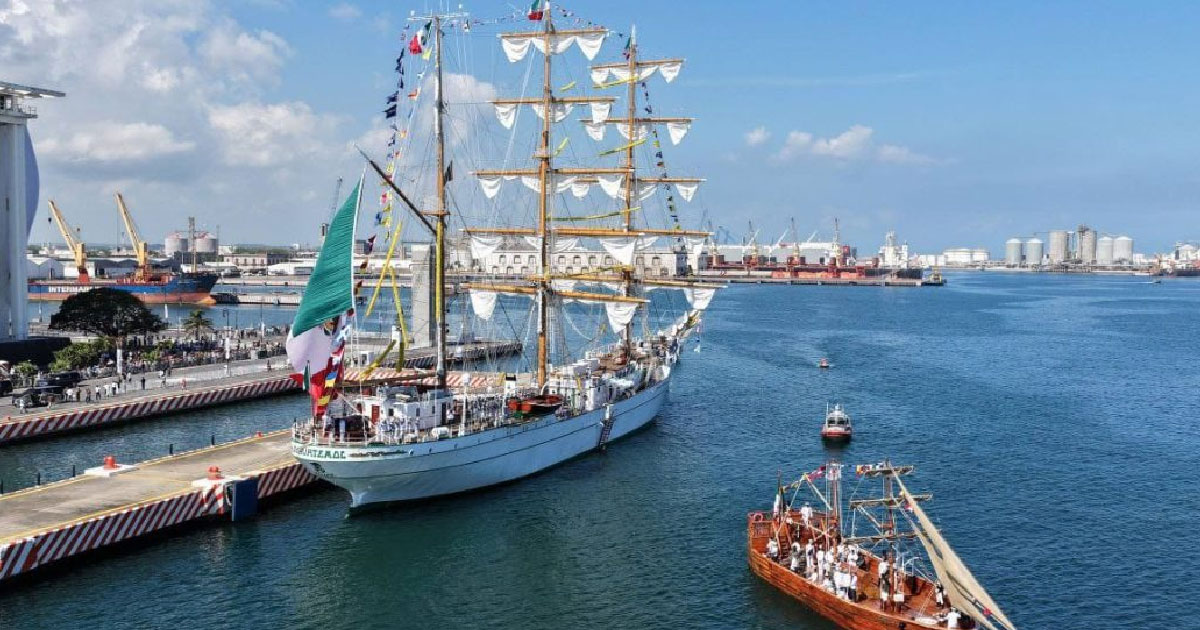 Presidenta y Gobernadora reciben al Cuauhtémoc y honran a cadetes fallecidos