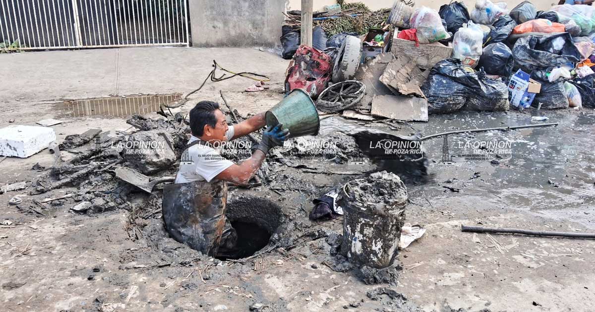 Drenajes colapsados en el Infonavit Las Gaviotas y La Rueda Drenajes colapsados en el Infonavit Las Gaviotas y La Rueda