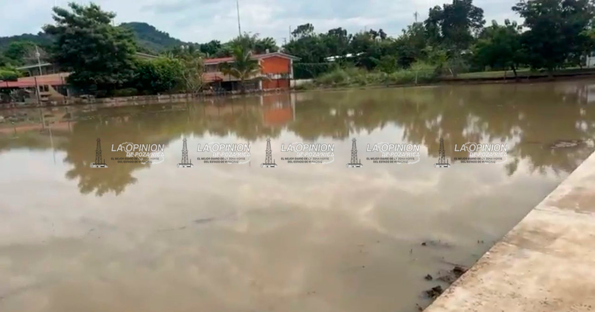 Campo de Futbol destruido por colapso de drenaje y lluvias del Frente Frío No. 16