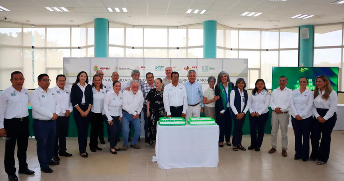 Universidad Tecnológica de Gutiérrez Zamora celebra 19 años reconociendo a su personal fundador