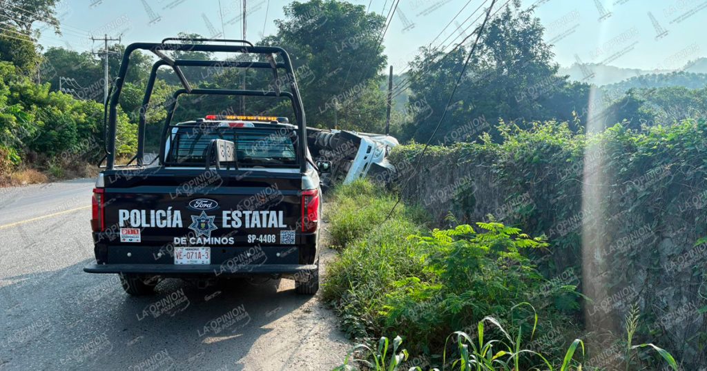 Camión cargado con harina se accidenta