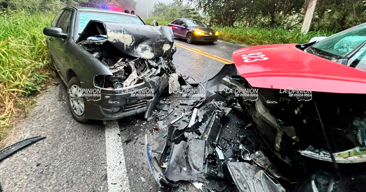 Dos autos destrozados en fuerte accidente Dos autos destrozados en fuerte accidente