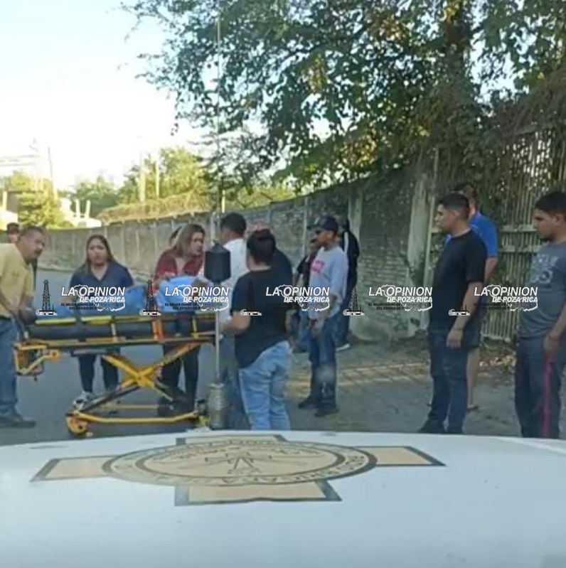 Motociclista derrapa en la calle Morelos