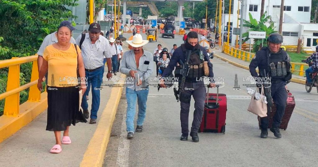 Uniformados ayudan a peatones a cruzar el puente