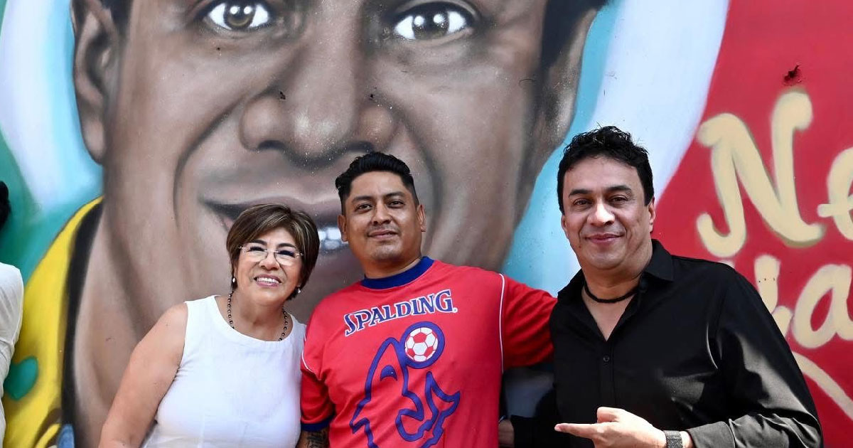 Nelson Kanzela firma mural del Barrio de La Huaca