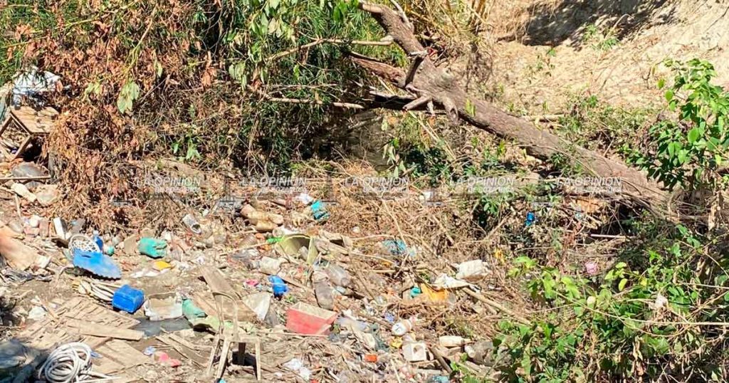 Con toneladas de escombro tapan cauce del Arroyo del Maíz Con toneladas de escombro tapan cauce del Arroyo del Maíz