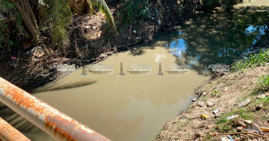 Con toneladas de escombro tapan cauce del Arroyo del Maíz Con toneladas de escombro tapan cauce del Arroyo del Maíz