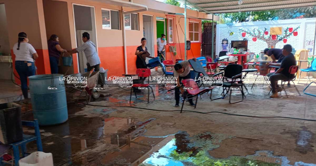 Padres y maestros rehabilitan escuelas Padres y maestros rehabilitan escuelas
