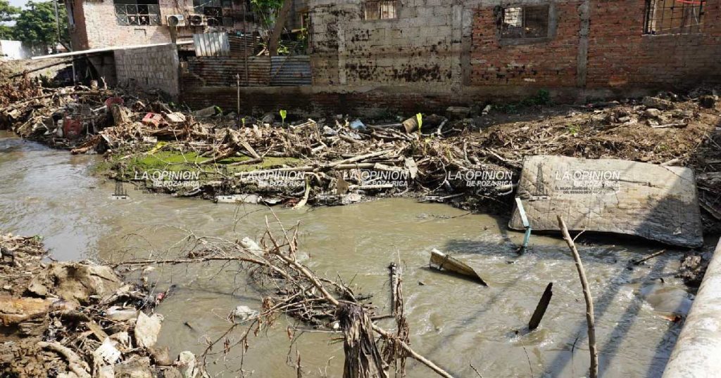 Vecinos de la calle Guadalupe Victoria exigen limpieza de arroyos ante inminentes lluvias Vecinos de la calle Guadalupe Victoria exigen limpieza de arroyos ante inminentes lluvias