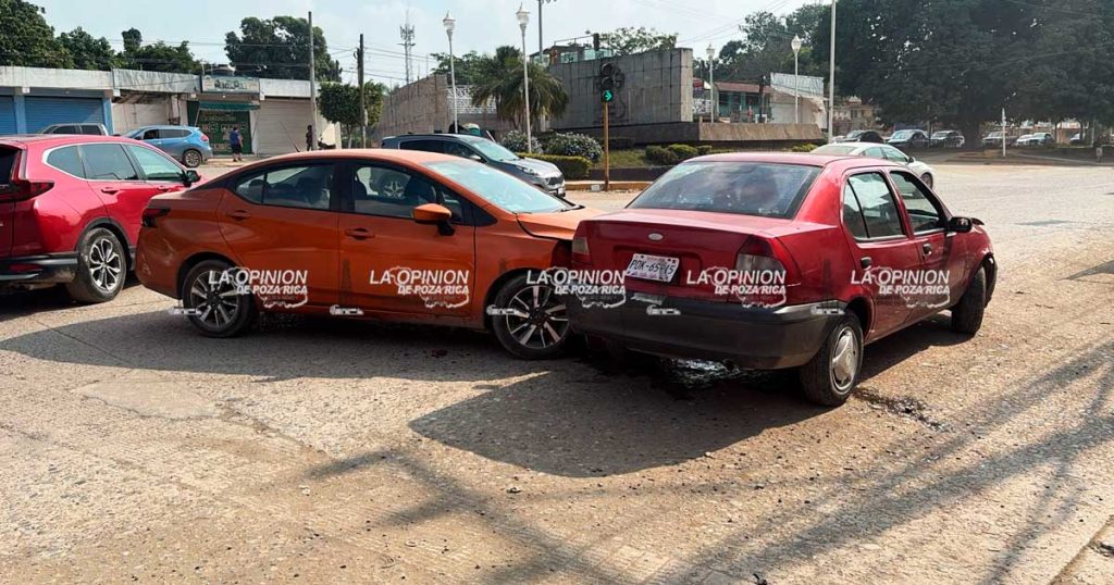 Se dieron con todo y destrozaron sus Nissan Se dieron con todo y destrozaron sus Nissan