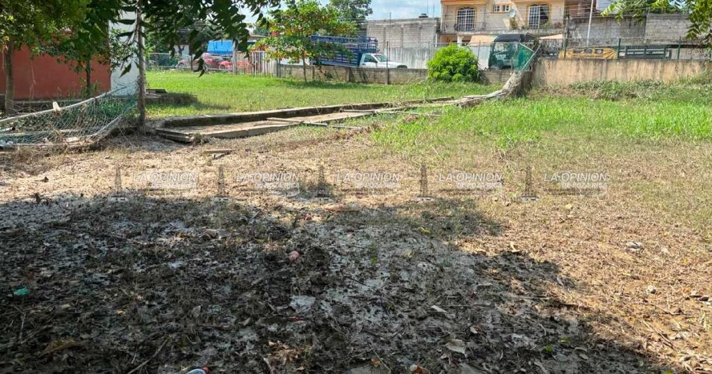Campo de Futbol destruido por colapso de drenaje y lluvias del Frente Frío No. 16